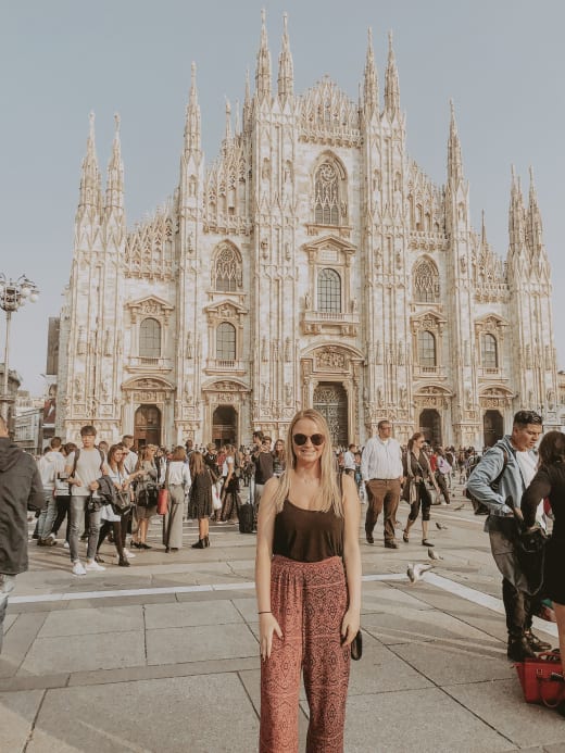 A student in front of the Milan cathedral.