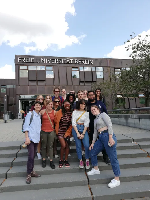 Students in front of a Freie Universität Berlin building.