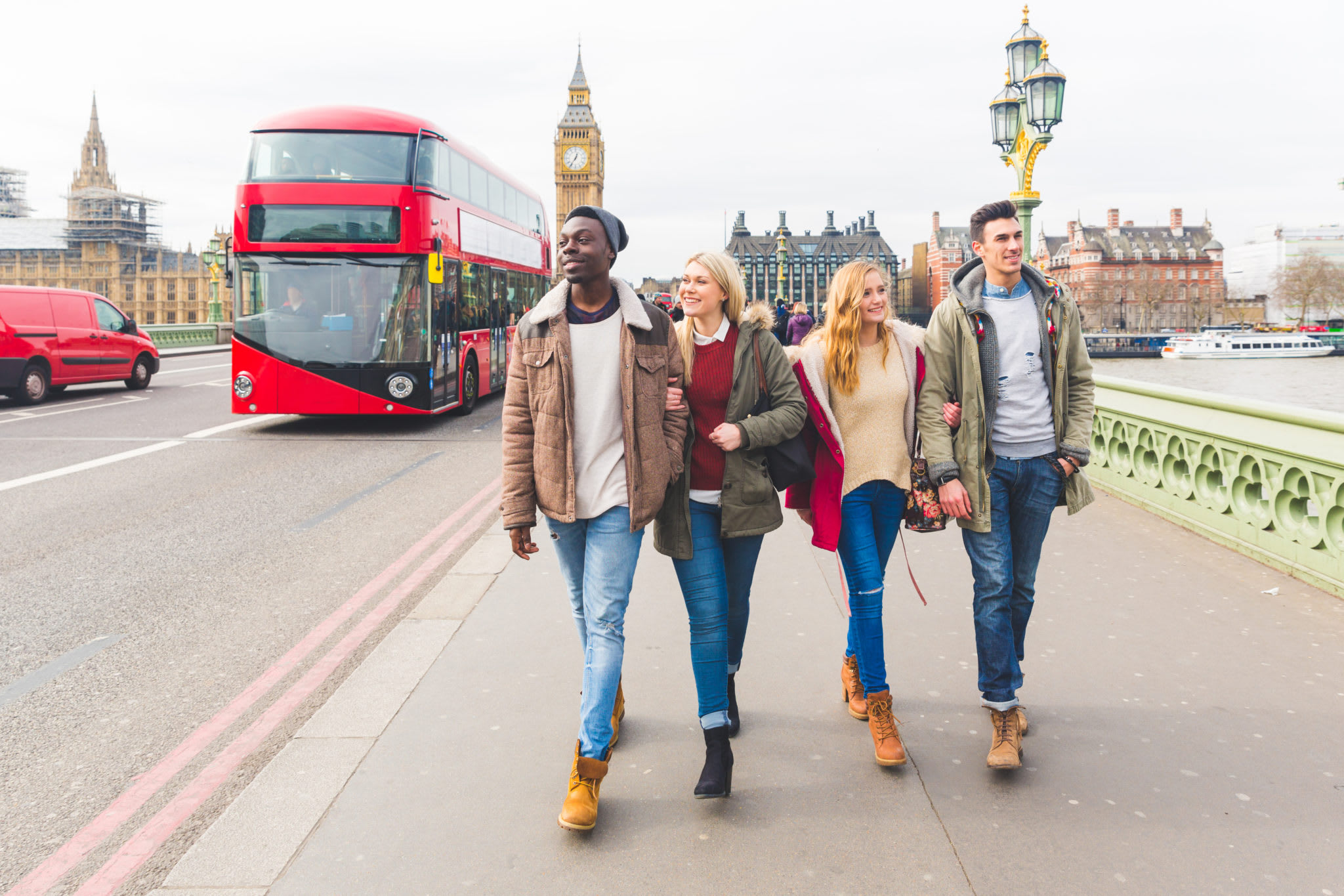 British traveling. Лондон люди. Люди гуляют по Лондону. Человек в Лондоне гуляет. Людимгуляеют в Лондоне.