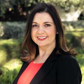 Dr. Lisa Loberg headshot.