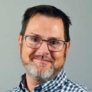 Justin Lee headshot.