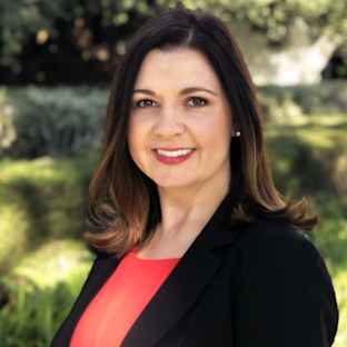Dr. Lisa Loberg headshot.