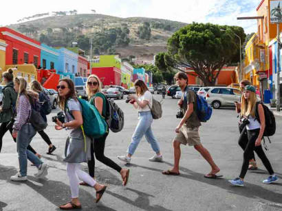 A group of students walking through the streets of Stellenbosch.