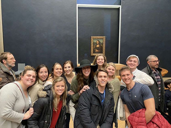 A group of students in front of the Mona Lisa.
